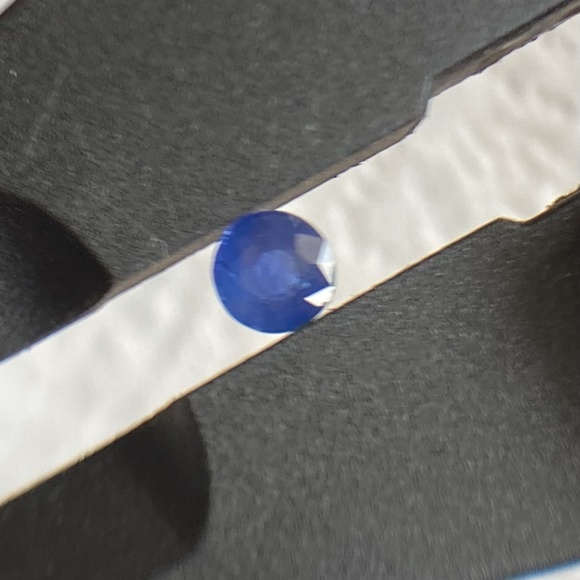 Six Medium Blue NATURAL Sapphires - Gem Quality - 4mm approximate - Picture 7 of 9